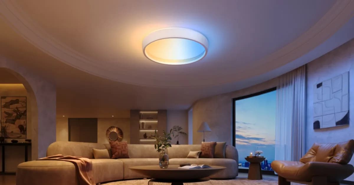 Govee Sky Ceiling Light terpasang di langit-langit ruangan meniru cahaya alami skylight
