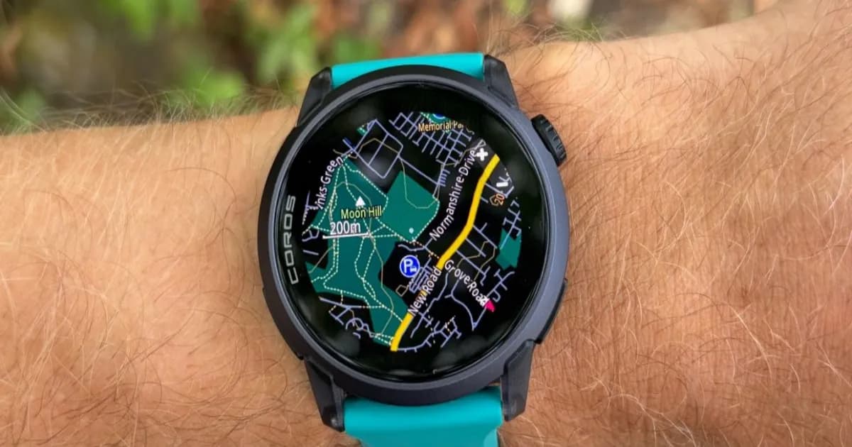 Coros Pace 4 menampilkan fitur peta offline pada layar AMOLED