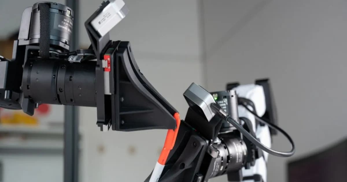 Ilustrasi robot yang sedang dikendalikan untuk pengumpulan data pelatihan oleh XDOF
