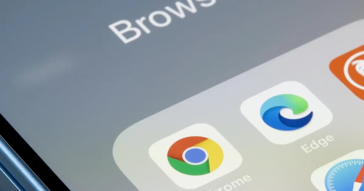 Ilustrasi logo Google Chrome dengan latar belakang keamanan siber menunjukkan pentingnya pembaruan browser