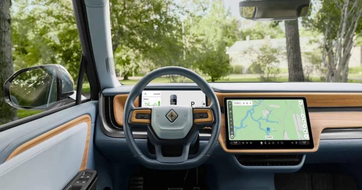Antarmuka RivianOS 2 pada layar interior kendaraan Rivian dengan visualisasi 3D kendaraan dan lingkungan sekitar