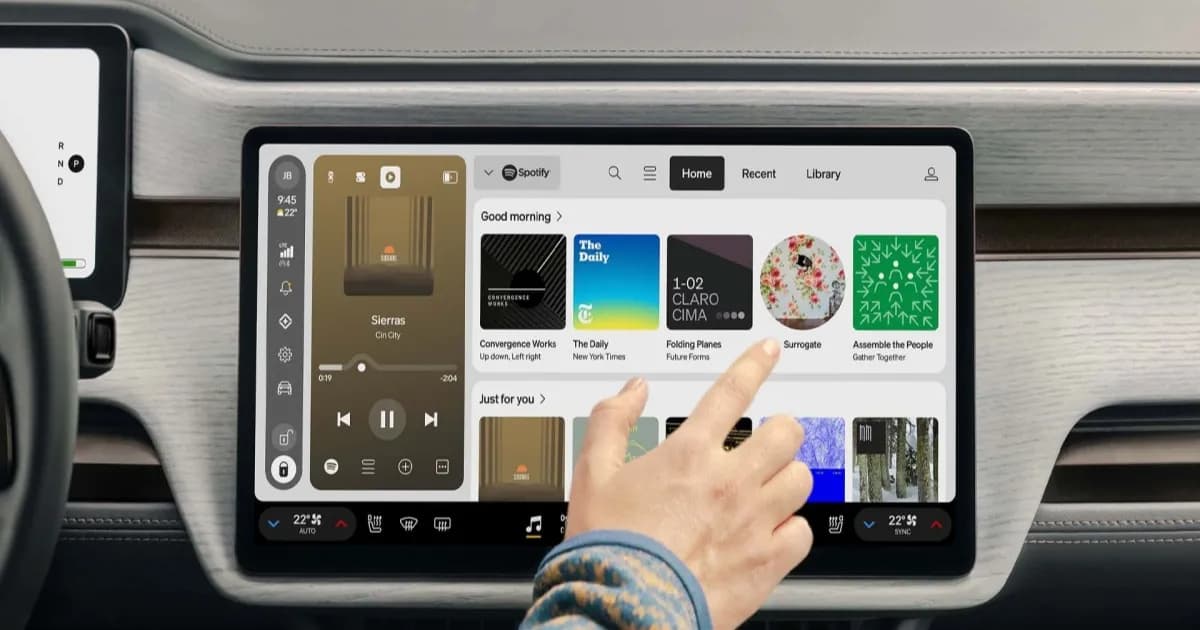 Tampilan antarmuka RivianOS 2 pada layar infotainment R1S dengan grafis Unreal Engine yang baru