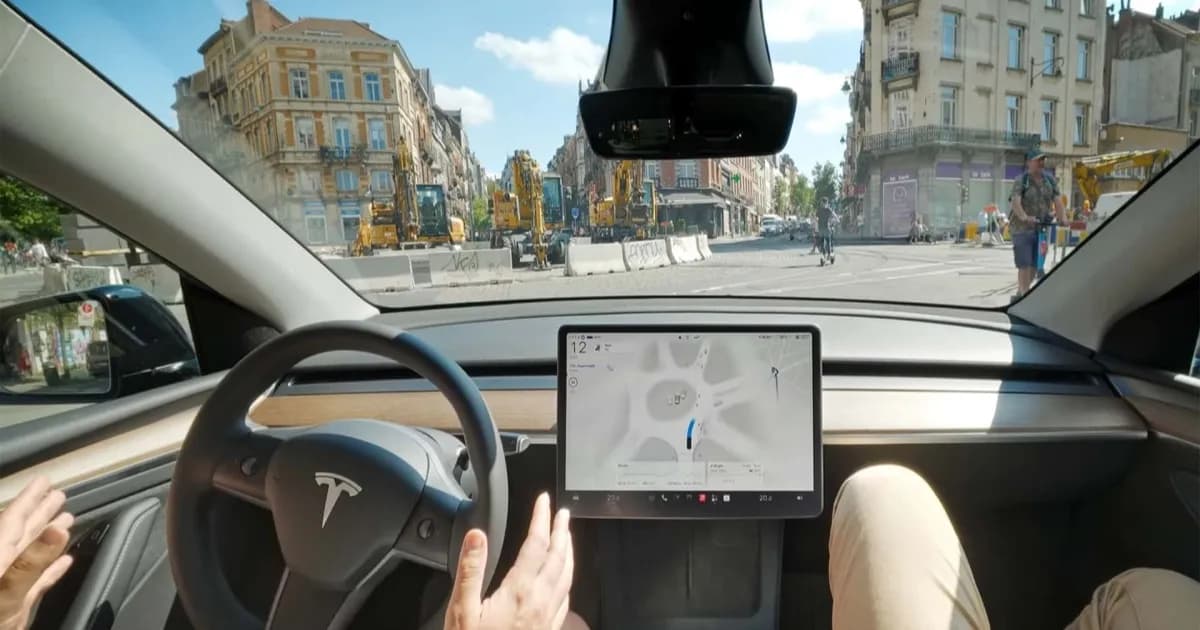 Tesla dengan sistem Full Self-Driving melintasi jalanan sempit di Brussels, Belgia