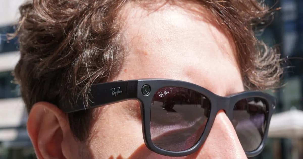 Pengguna mengenakan Meta smart glasses dengan lampu indikator perekaman yang terlihat