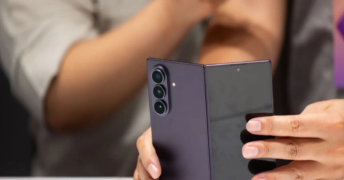Ilustrasi fitur Edge Panel Samsung Galaxy yang menampilkan panel samping dengan berbagai shortcut aplikasi