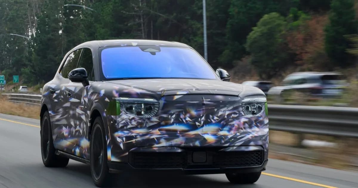 Bentley Torcal EV yang masih disamarkan saat sesi uji berkendara