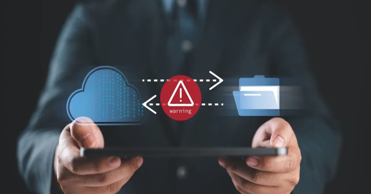 Ilustrasi konsep evaluasi stack keamanan siber dengan berbagai lapisan proteksi dan tools yang terintegrasi untuk melindungi data perusahaan dari ancaman malware dan serangan siber.