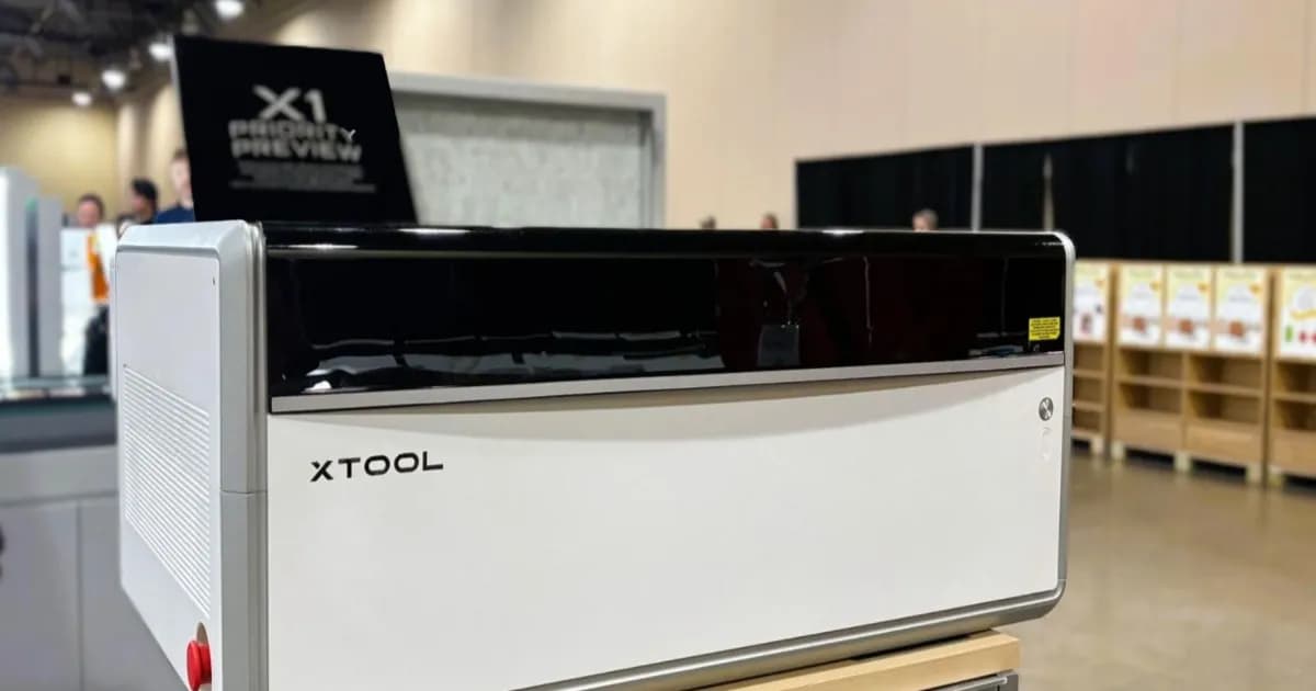 xTool X1 laser modular dengan sistem dual-head CO2 dan flying-galvo