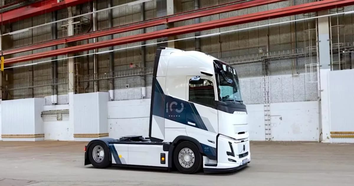 Volvo FH16 Electric 100 Year Edition dengan cat dua warna khas edisi ulang tahun