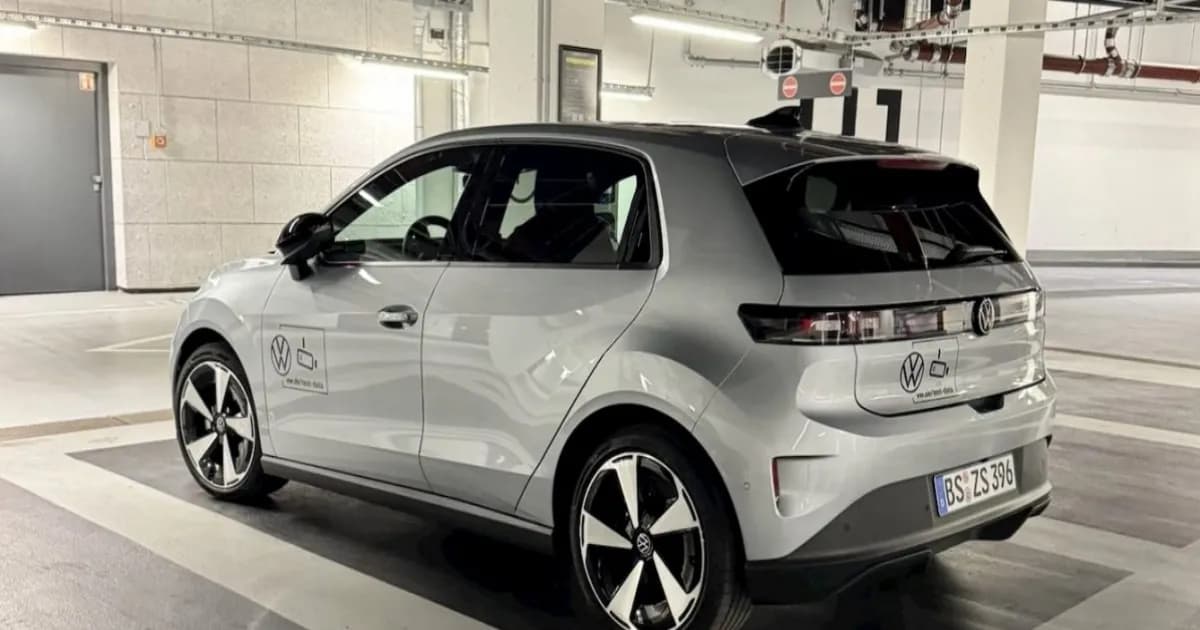 Volkswagen ID. Polo Trend yang diparkir dengan latar belakang pabrik Martorell Spanyol