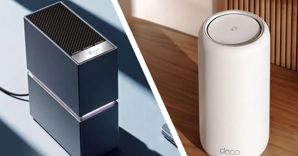 Router TP-Link Archer 8 Ultra Wi-Fi 8 di atas meja bersama laptop dan unit mesh Deco 8 Ultra di ruang keluarga