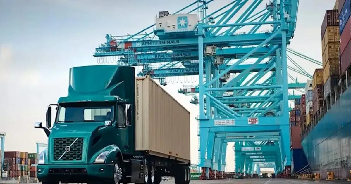 Truk listrik Volvo VNR Electric di area pelabuhan untuk program insentif elektrifikasi Port Authority New York dan New Jersey