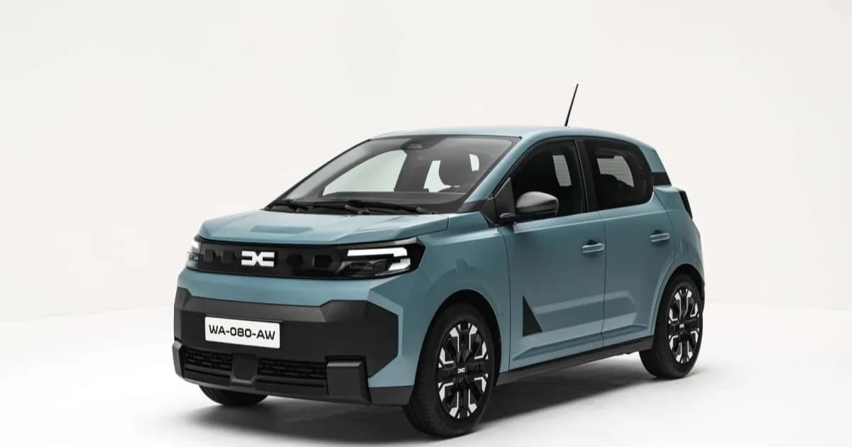 Dacia Spring generasi kedua tampak samping di jalan perkotaan