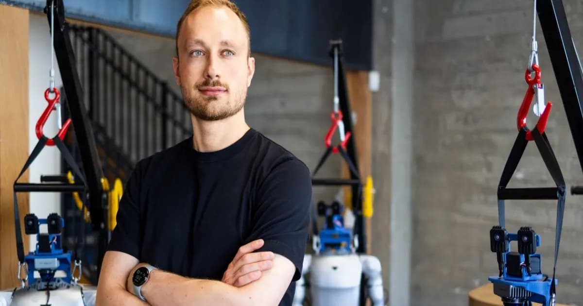 Danijar Hafner bersama robot humanoid di kantor startupnya di San Francisco
