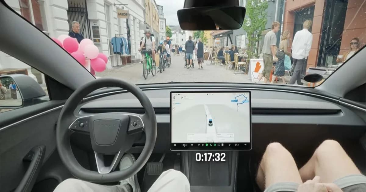 Tesla FSD melaju di jalan sempit berbatu di Aarhus yang dipadati pejalan kaki dan pesepeda