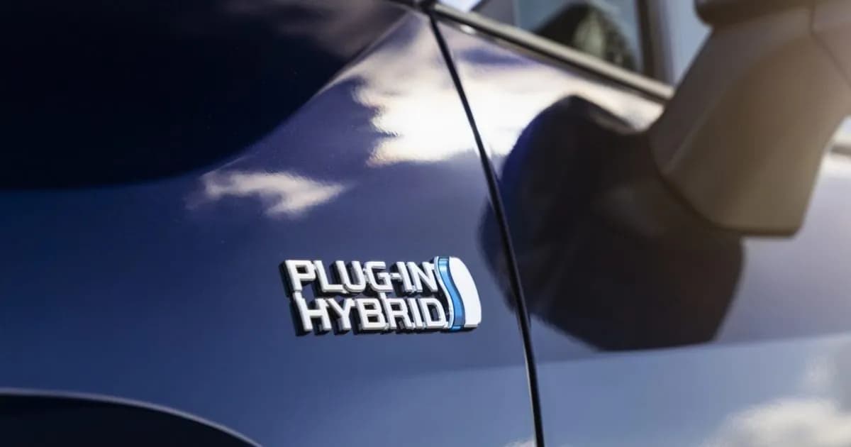 Ilustrasi plug-in hybrid vehicle (PHEV) yang mengeluarkan emisi knalpot di jalan raya Eropa