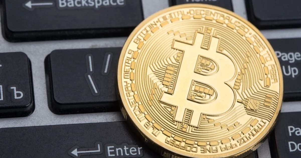 Ilustrasi Bitcoin dengan latar gelap menggambarkan eksploitasi Liquid Network