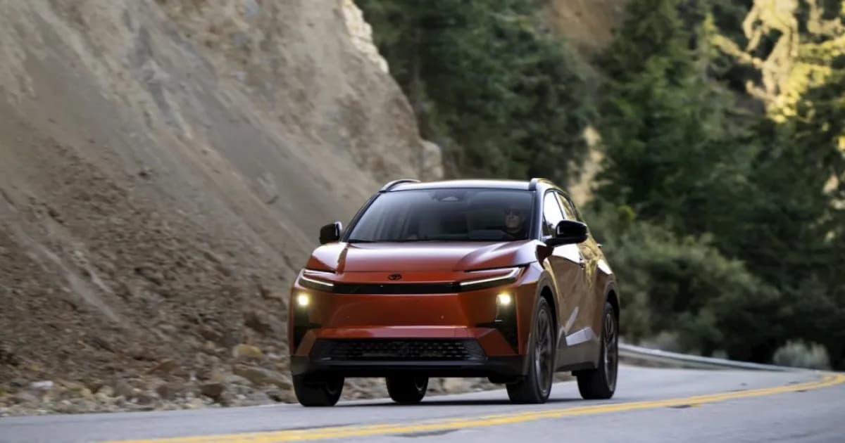Toyota C-HR EV yang terdampak recall akibat masalah software regenerative braking