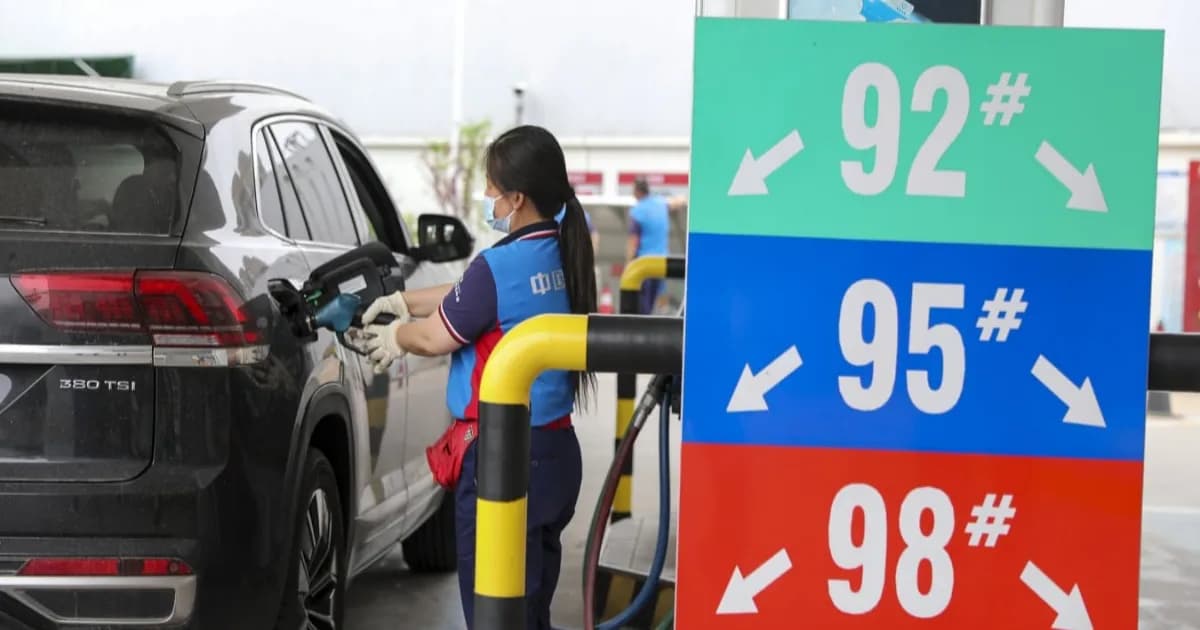 Grafik penurunan penjualan mobil bensin dan kenaikan NEV di China Agustus 2026
