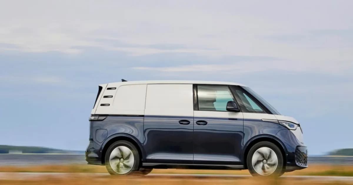 Volkswagen ID. Buzz Cargo varian long-wheelbase tampak samping