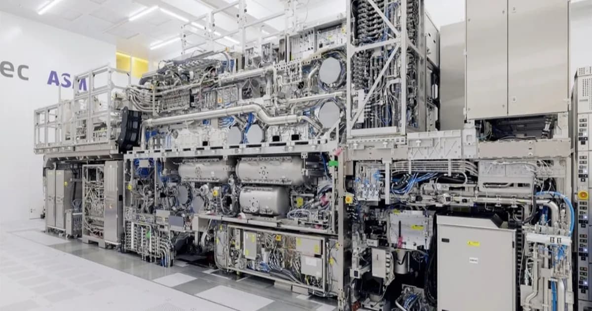 Ilustrasi mesin litografi High-NA EUV ASML yang akan digunakan TSMC mulai 2030