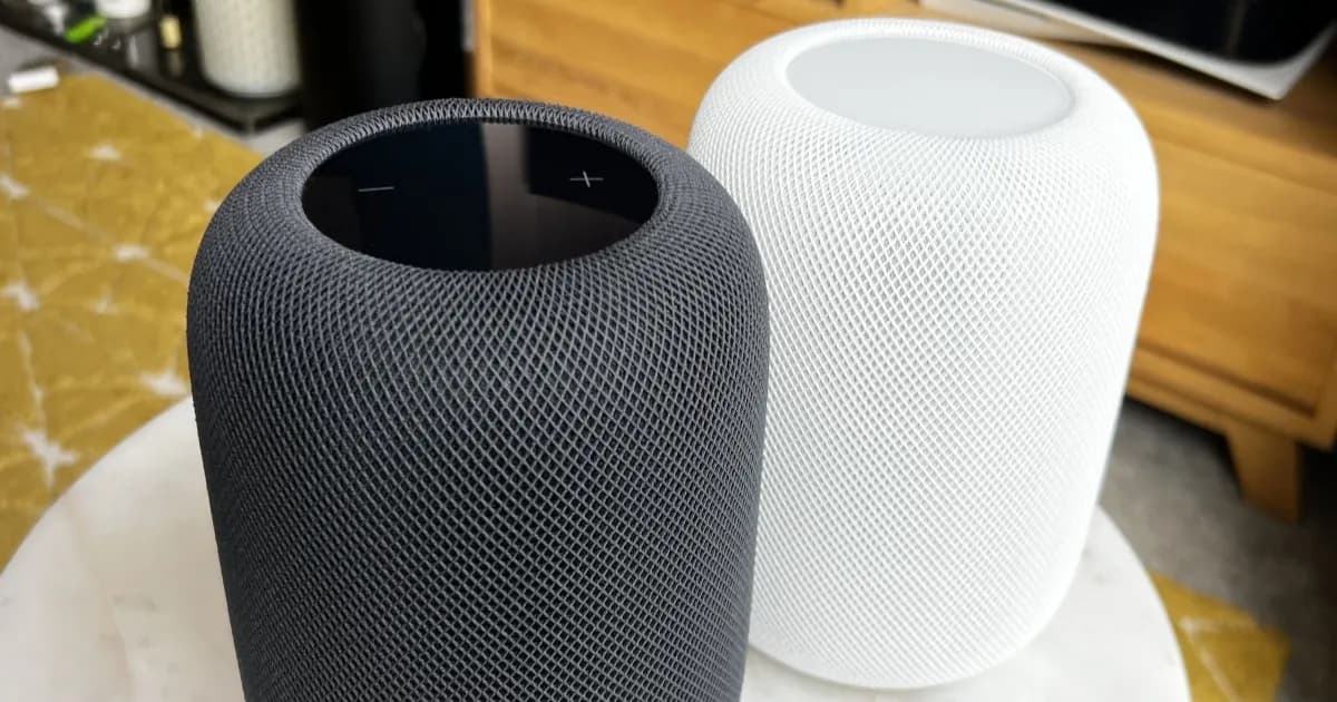 HomePod 2 di atas rak dalam ruangan
