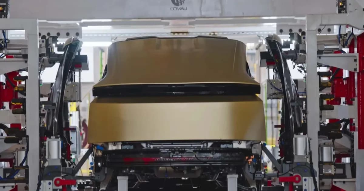 Proses perakitan modular Cybercab Tesla menggunakan metode Unboxed di jalur produksi paralel