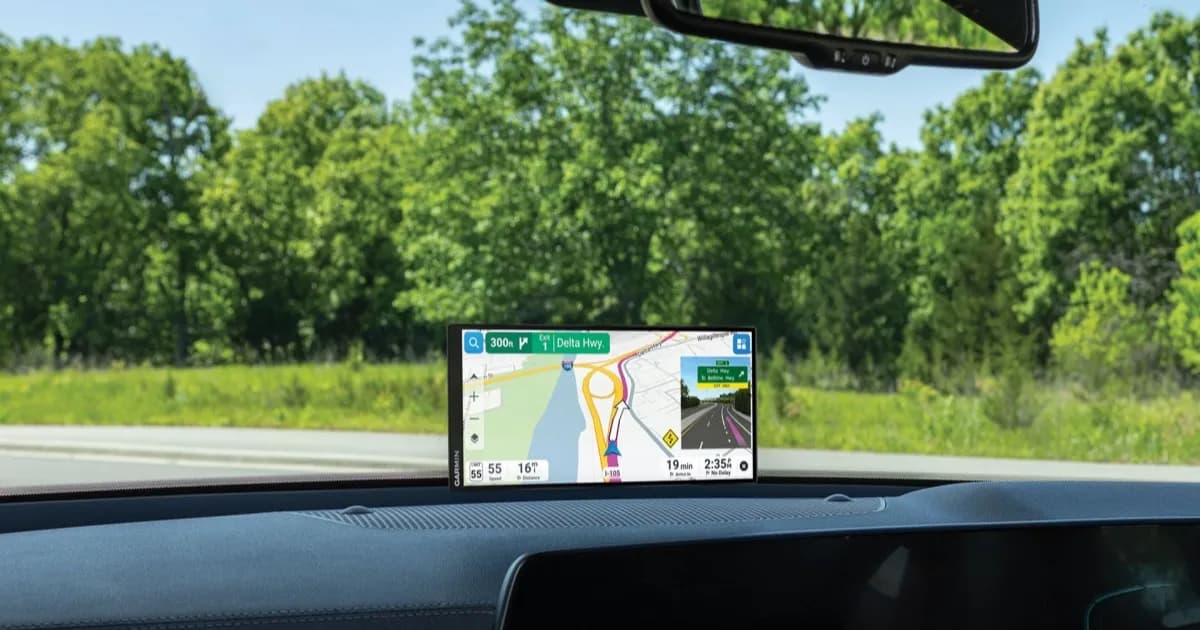 Garmin Drive GPS dengan layar ultra-wide di dashboard mobil