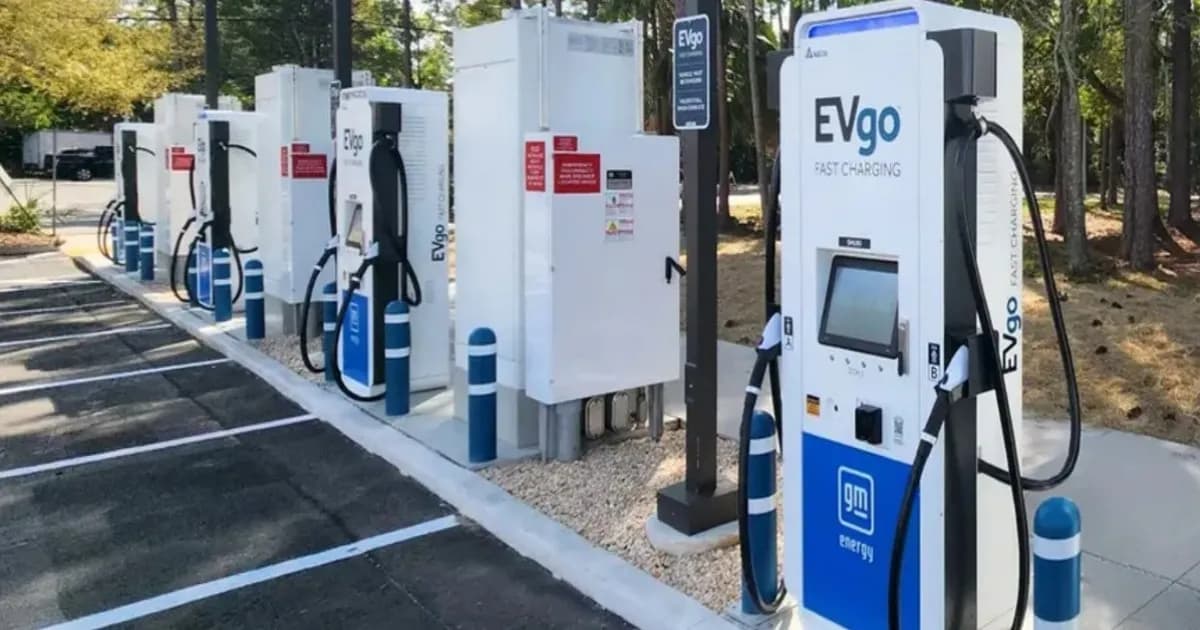 Ilustrasi stasiun fast charging EVgo di area parkir pusat perbelanjaan dengan supermarket sebagai anchor tenant