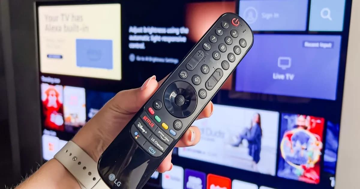 Remote LG C2 OLED TV yang digunakan untuk mengakses menu pengaturan privasi