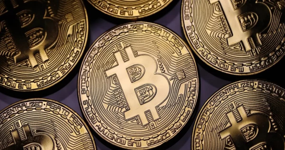 Ilustrasi peretasan dompet kripto Trezor melalui serangan phishing email massal