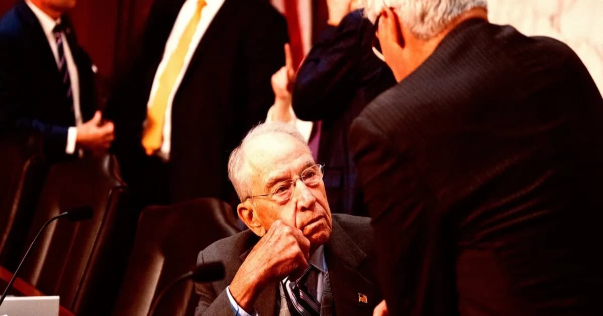 Ketua Komite Kehakiman Senat Chuck Grassley berbincang dengan Senator Sheldon Whitehouse sebelum rapat komite di Capitol Hill.