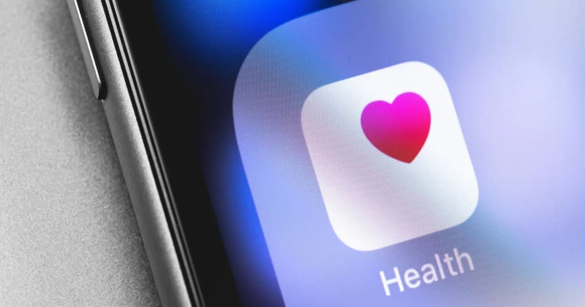 Tampilan aplikasi Apple Health dengan antarmuka bertenaga AI di iPhone
