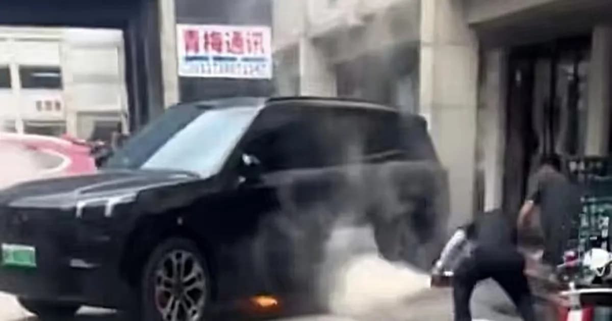Lynk & Co 900 terbakar di jalan komersial Hangzhou dengan asap dan api di bawah bodi