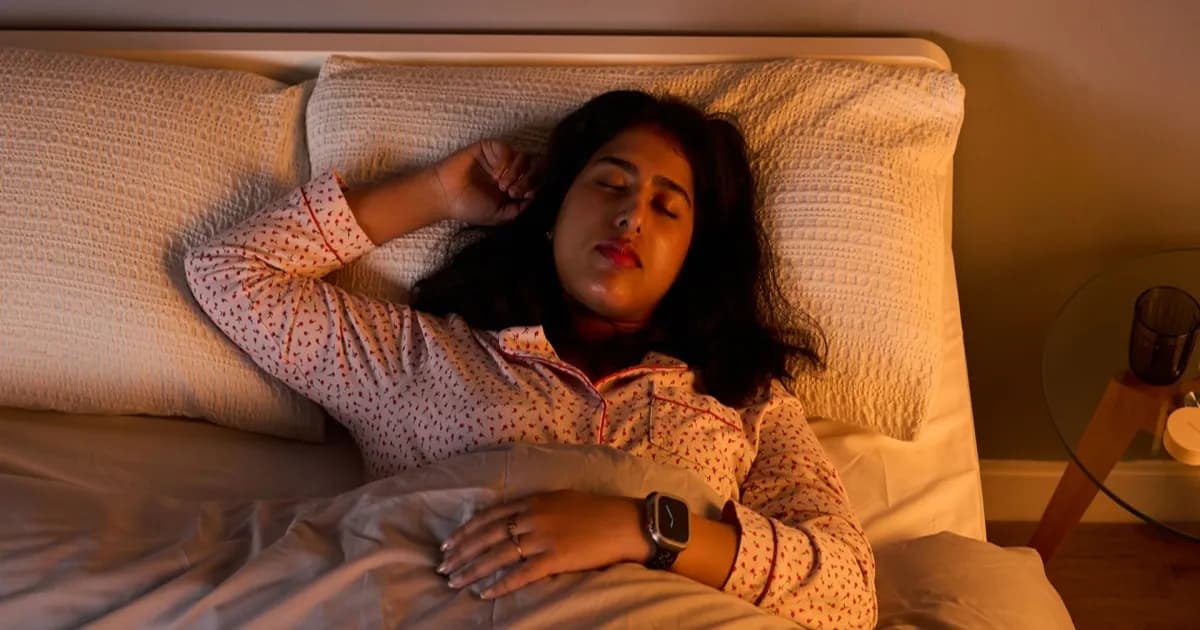 Ilustrasi pasien sleep apnea berkonsultasi dengan AI chatbot di ponsel sambil berbaring di tempat tidur