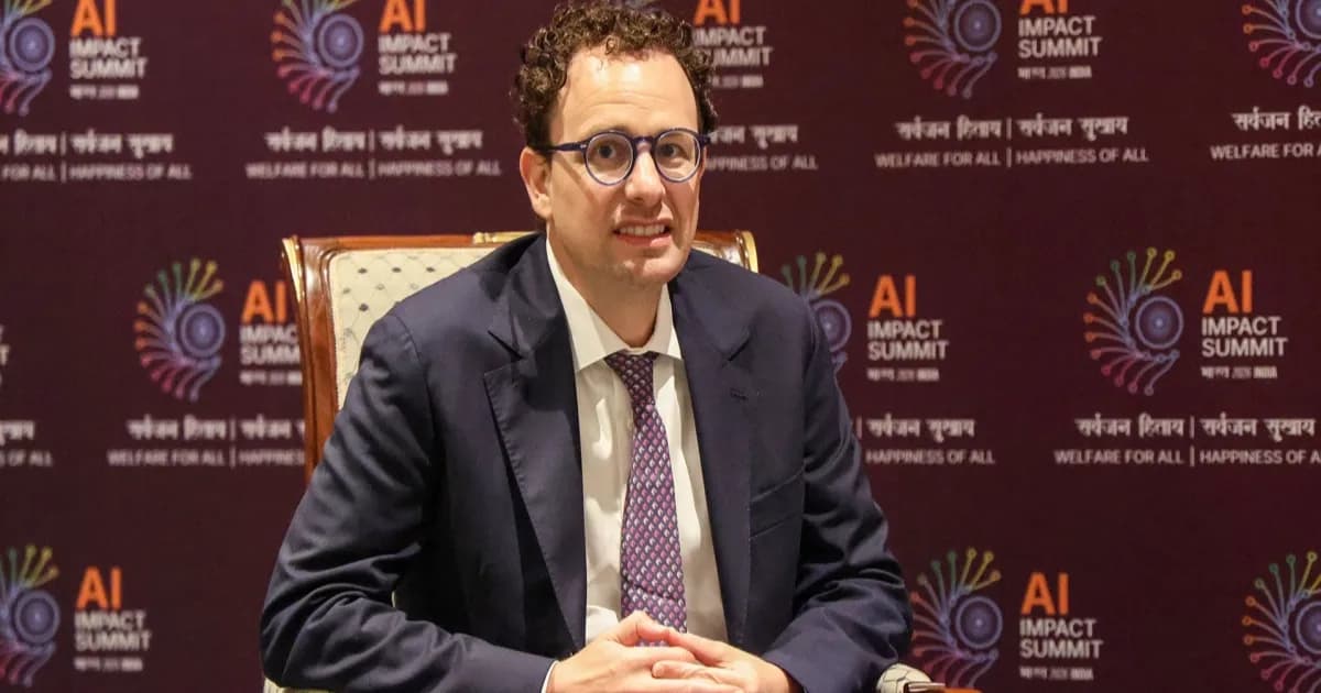 Dario Amodei, Chief Executive Anthropic, saat menyampaikan peringatan mengenai risiko botnet AI.