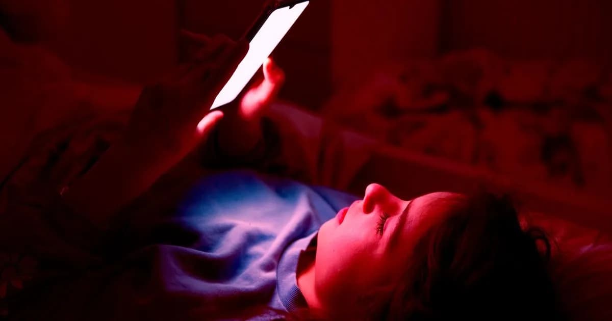 Anak menggunakan smartphone di malam hari saat bermain media sosial.
