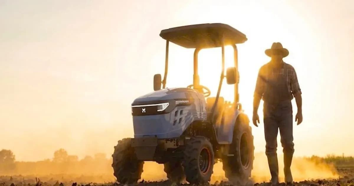 GoSun Moonrider 27 all-electric solar tractor dengan kanopi surya di lahan pertanian