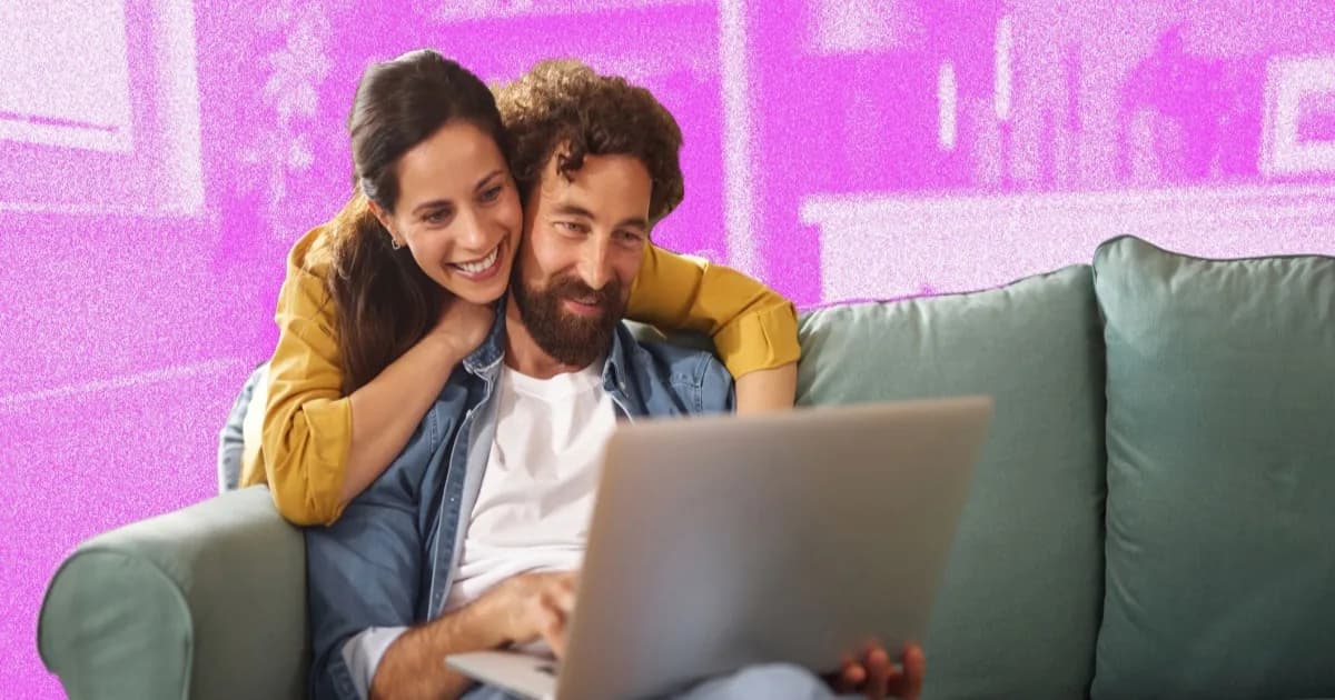 Ilustrasi jaringan internet NBN Australia dengan router Wi-Fi dan indikator kecepatan 500Mbps setelah program Accelerate Great