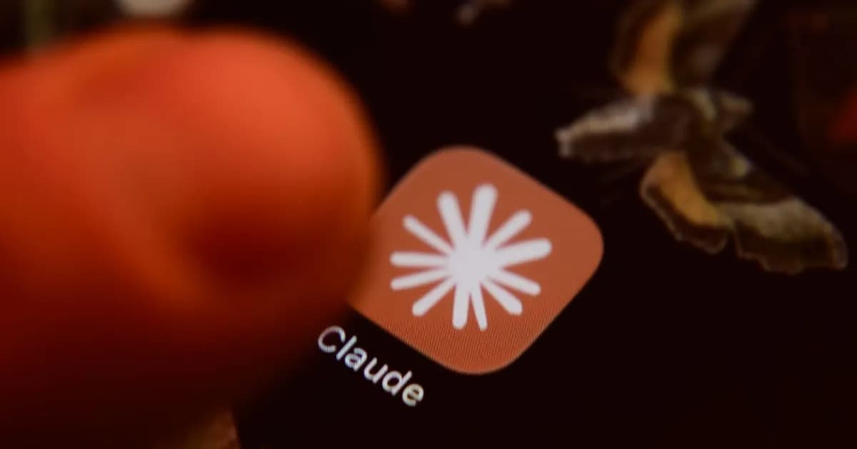 Tampilan aplikasi Claude pada layar iPhone