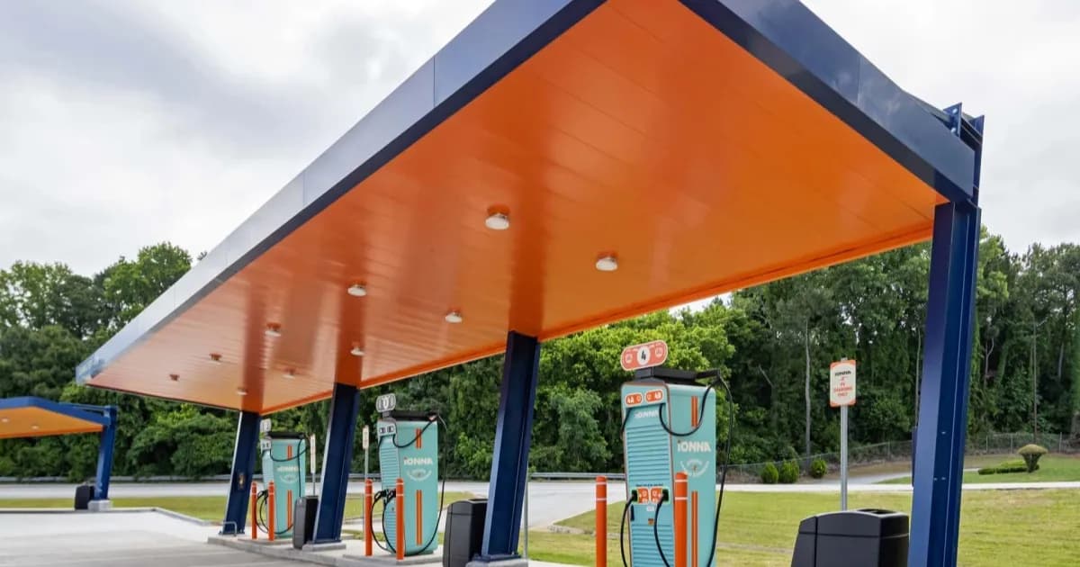 Stasiun pengisian cepat EV Ionna dengan charger Alpitronic 400 kW di Amerika Serikat