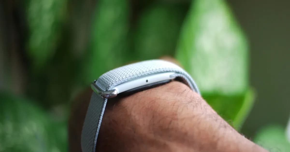 Google Fitbit Air menampilkan aplikasi Google Health dengan fitur Health Guardian