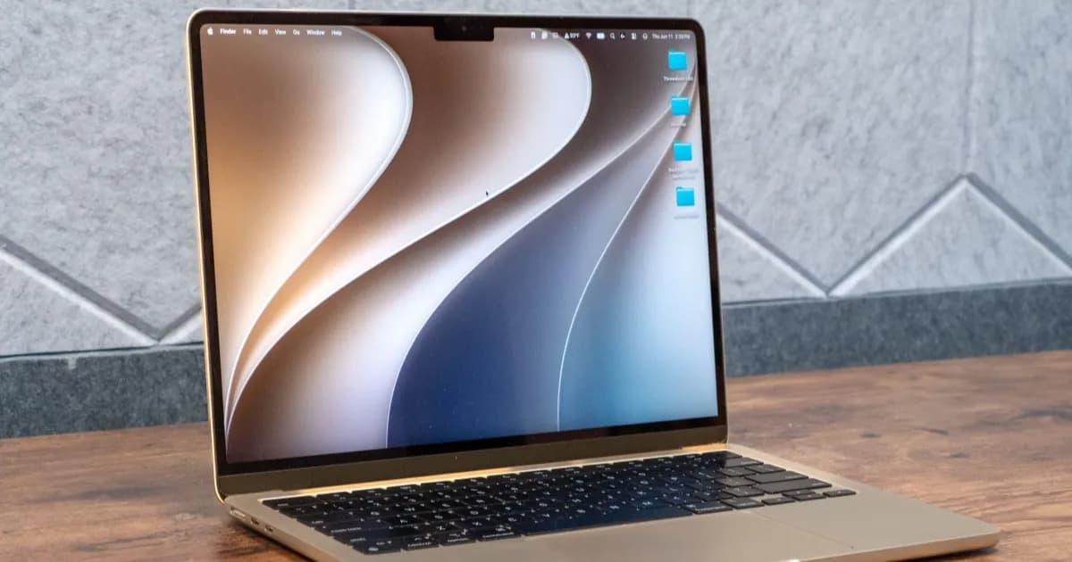 Tampilan antarmuka macOS Golden Gate pada layar MacBook