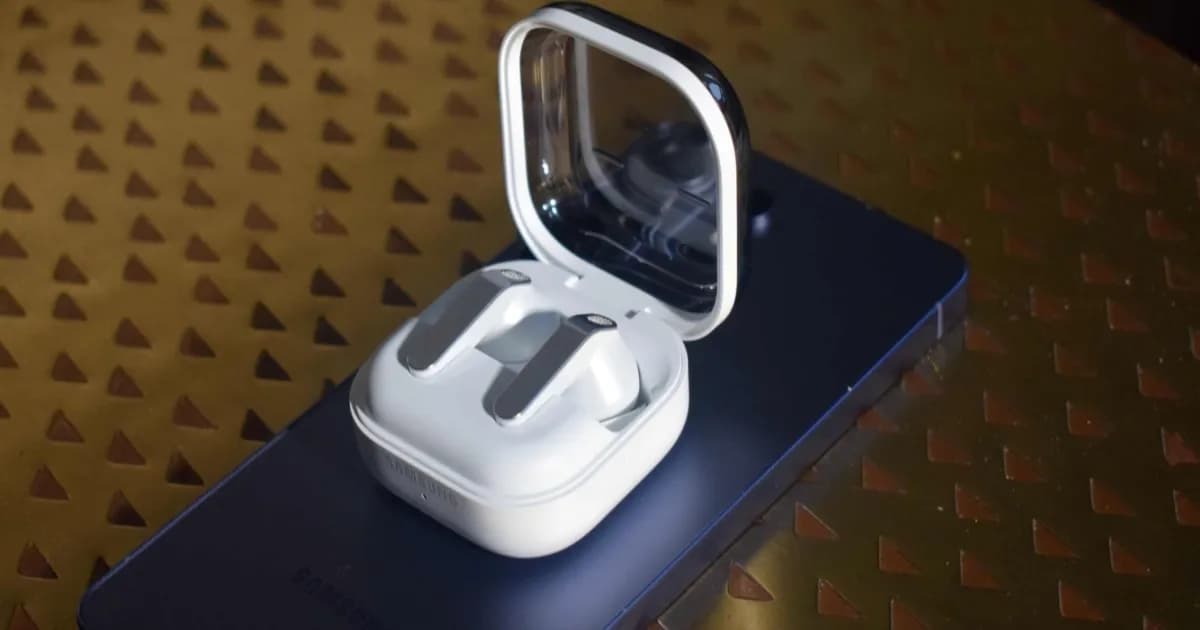 Samsung Galaxy Buds 4 Pro di dalam case, diletakkan di atas Galaxy S26 Ultra.