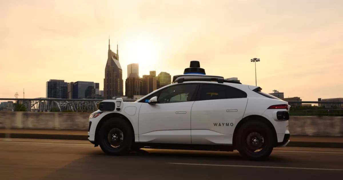 Waymo Ojai van otonom beroperasi di jalanan Las Vegas dengan latar bangunan kasino dan lampu kota yang terang