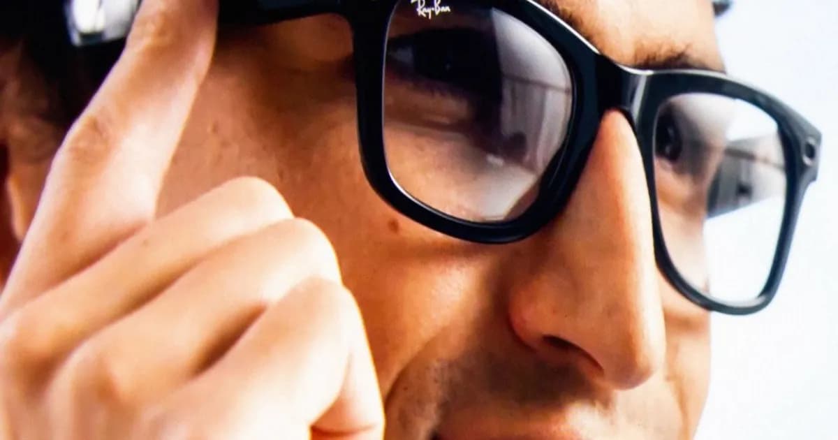 Pengguna mengenakan kacamata pintar Meta Ray-Bans saat berada di ruang publik