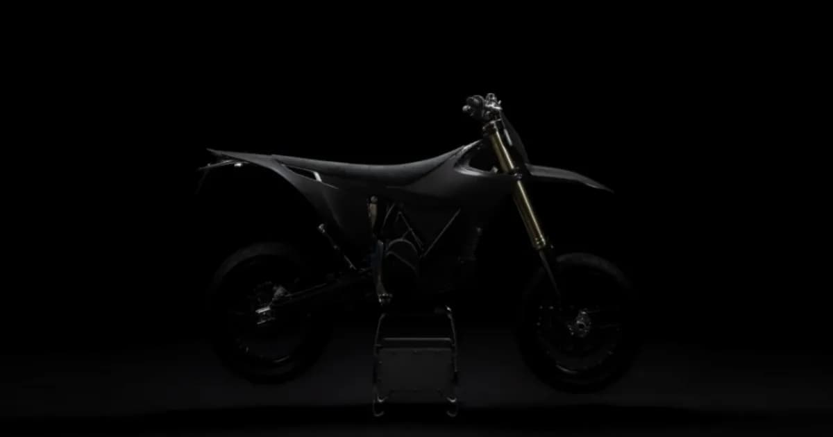Stark VARG SM Sköll supermoto listrik edisi terbatas 500 unit dengan bodi hitam total