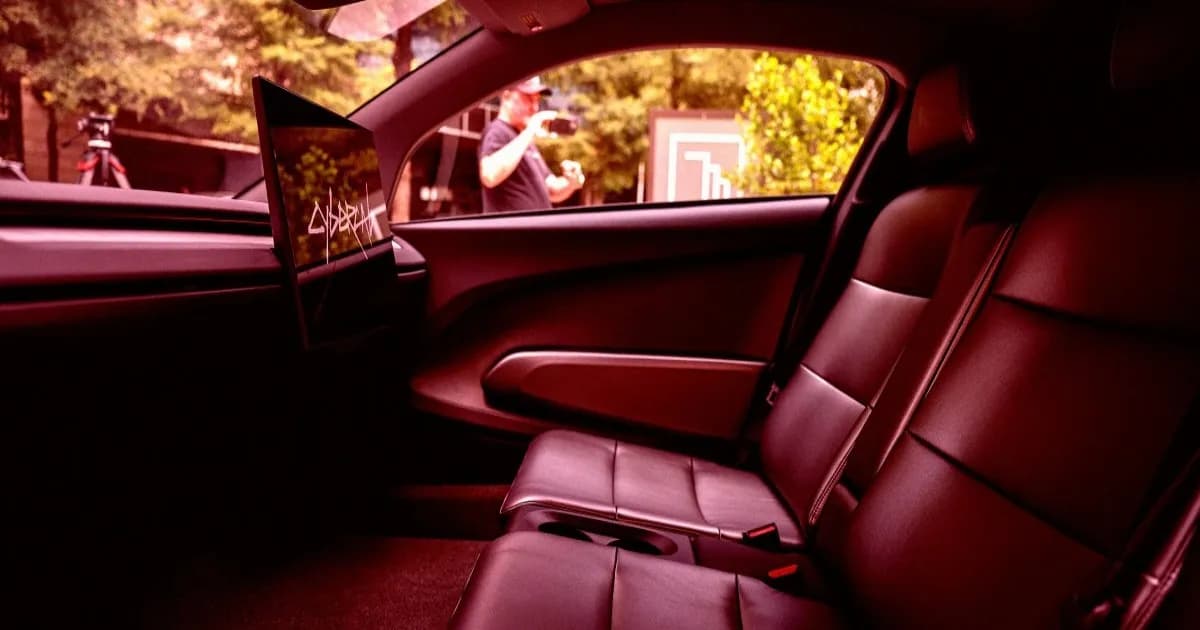 Interior Tesla Cybercab tanpa setir yang digunakan sebagai robotaxi di Austin