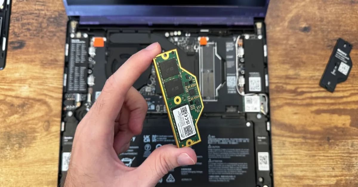 Ilustrasi kelangkaan memori yang memukul produsen ponsel dan laptop kecil dengan tumpukan chip dan perangkat