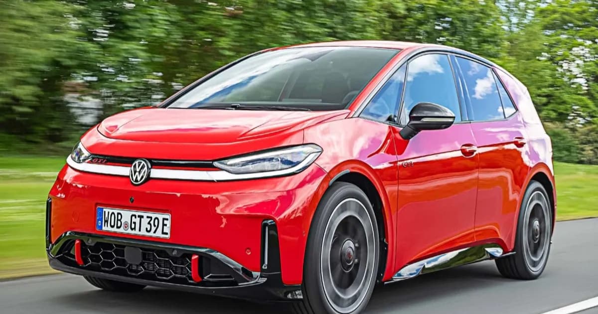 Volkswagen ID.3 GTI listrik berwarna merah dengan aksen hitam dan velg 20 inci Wƶrthersee